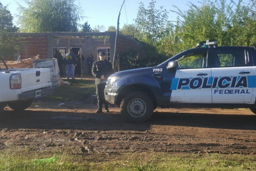 Operativo de la Federal dio con vivienda con cocaína, marihuana y un arma