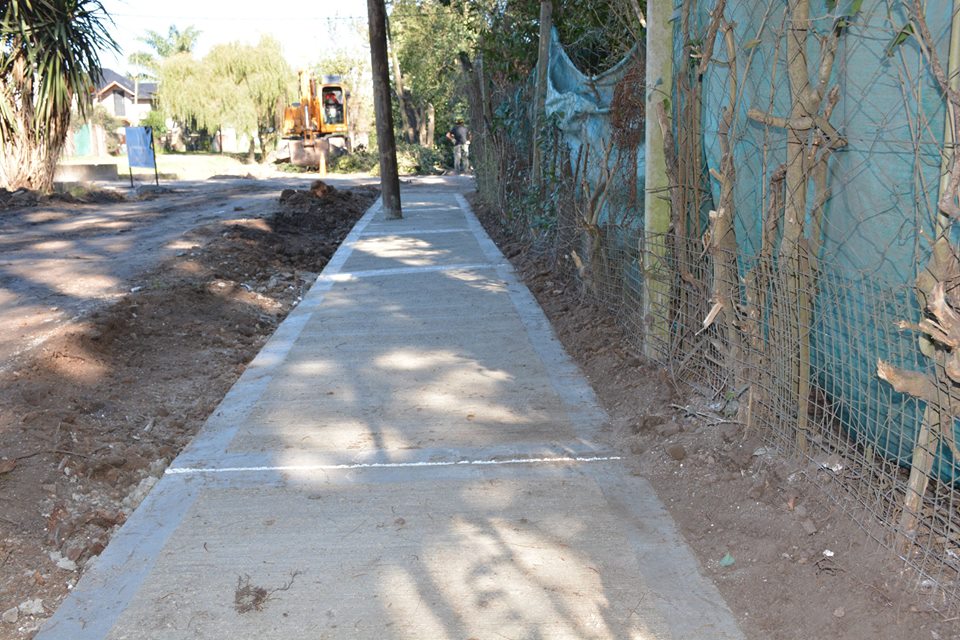 Avanzan obras de veredas en Villa Vengochea