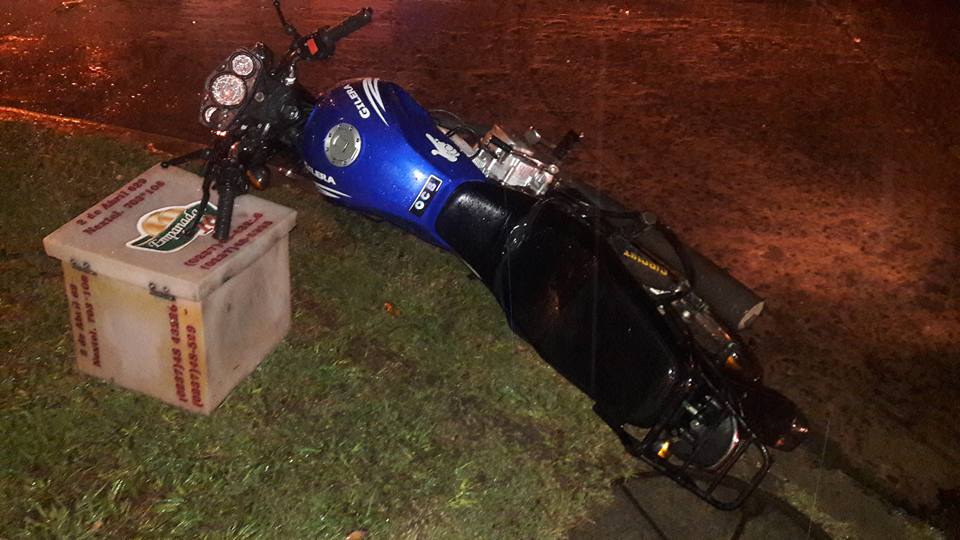 Enojo por moto delivery que chocó con un auto en esquina céntrica