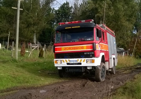 El barro, un desafío extra para los Bomberos durante un incendio en El Casco