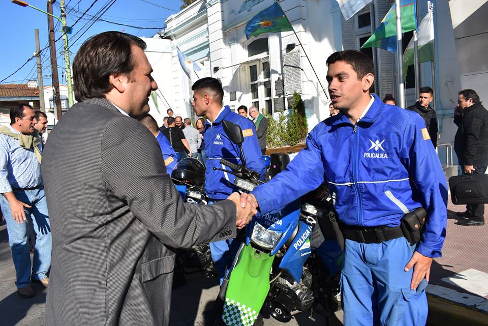 Se entregaron motos a la Policía Local y se instaló un puesto de control en un barrio
