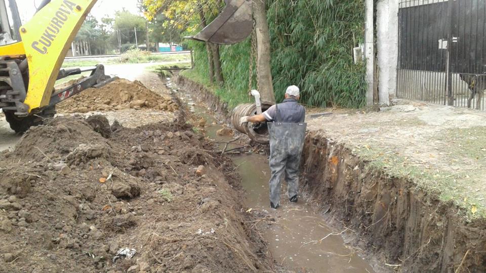 Zanjeo, desmalezado y limpieza en tres barrios