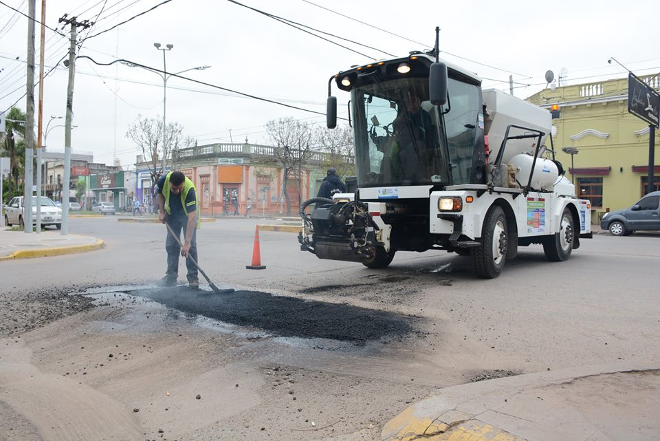 Vuelve la máquina bacheadora: se contrata por metro cuadrado cubierto