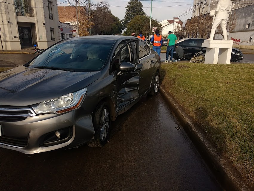 Dos autos chocaron violentamente en una esquina del casco céntrico