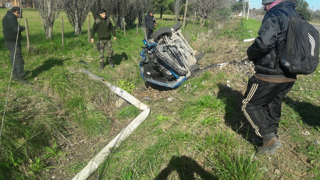 Arrancó una columna de alumbrado y terminó volcando en la zanja