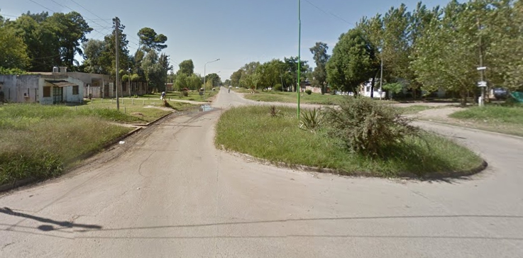 Forcejearon y la empujaron contra la reja de su casa para robarle