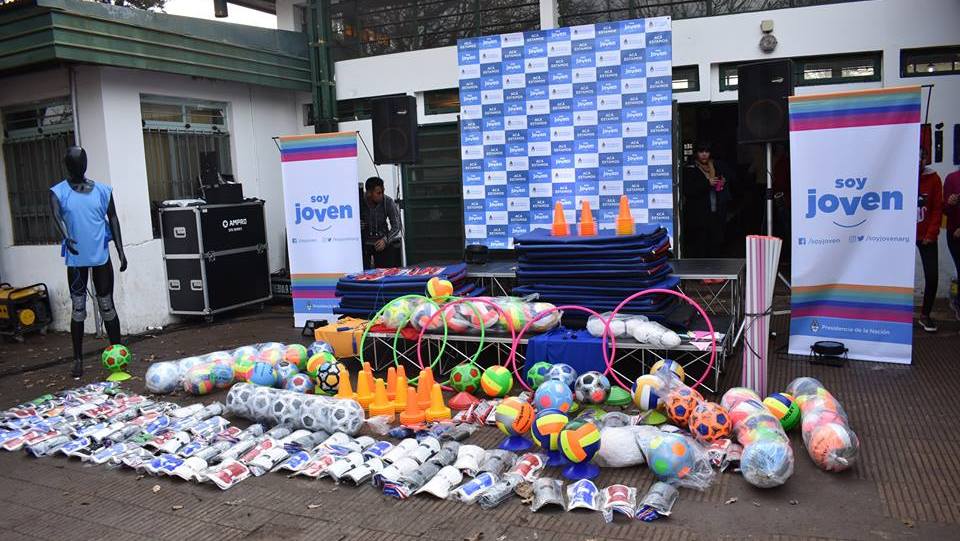 Entregaron materiales a escuela de Agua de Oro