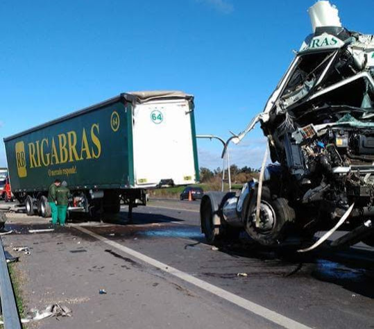 Camión quedó destrozado tras arrancar la base de un cartel de la ruta