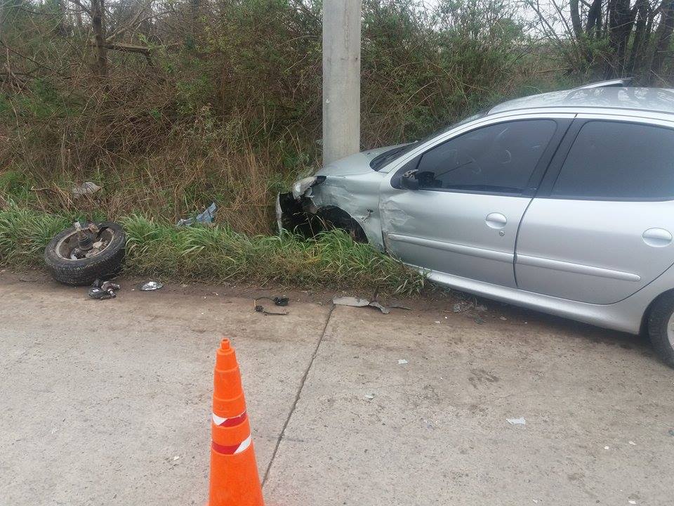Fuerte choque entre dos autos sobre la calle Corrientes