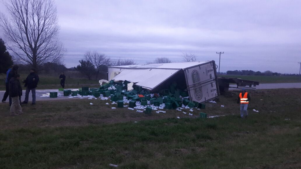 Un camión de La Serenísima volcó en Ruta 6