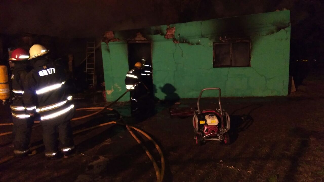Se incendió una radio clásica, se quemaron dos casas y murieron 15 mascotas