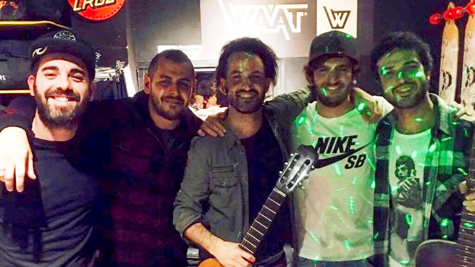 Una banda reconocida tocó en la inauguración de un local
