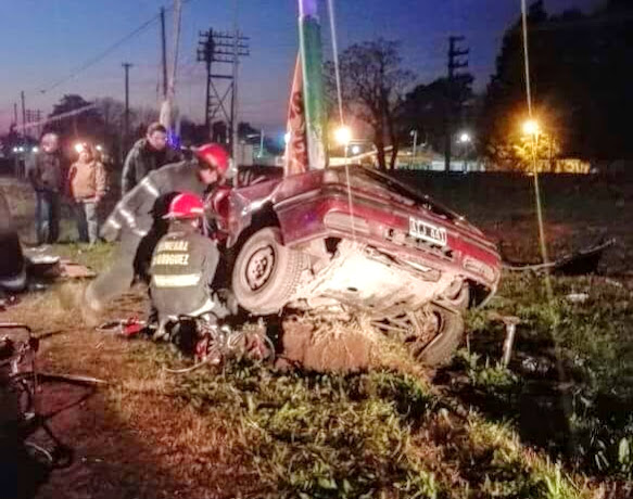 Renault 19 se chocó una columna y los ocupantes evitaron la muerte, pero no a la justicia