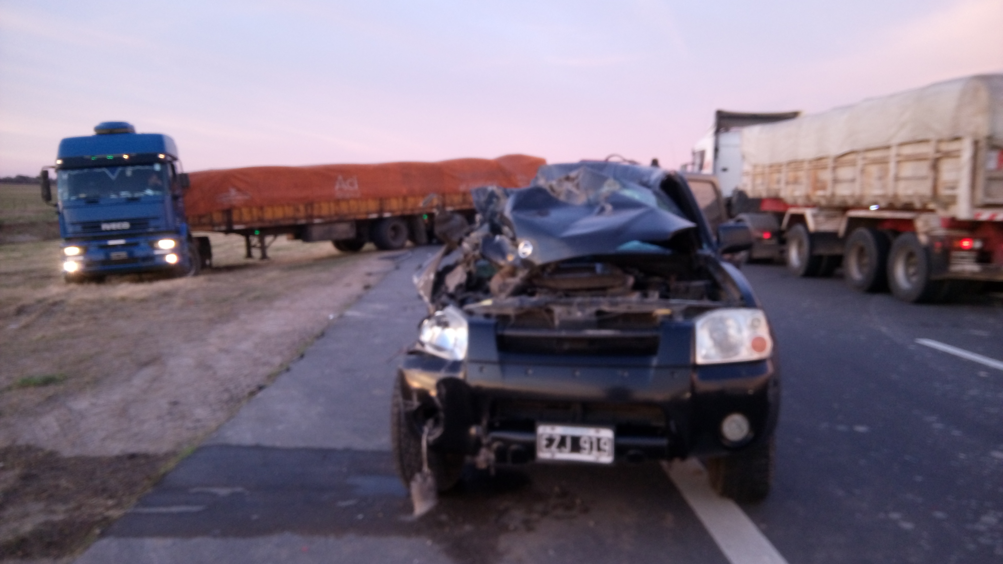 Una camioneta se estrelló contra la parte trasera de un camión sobre la Ruta 6