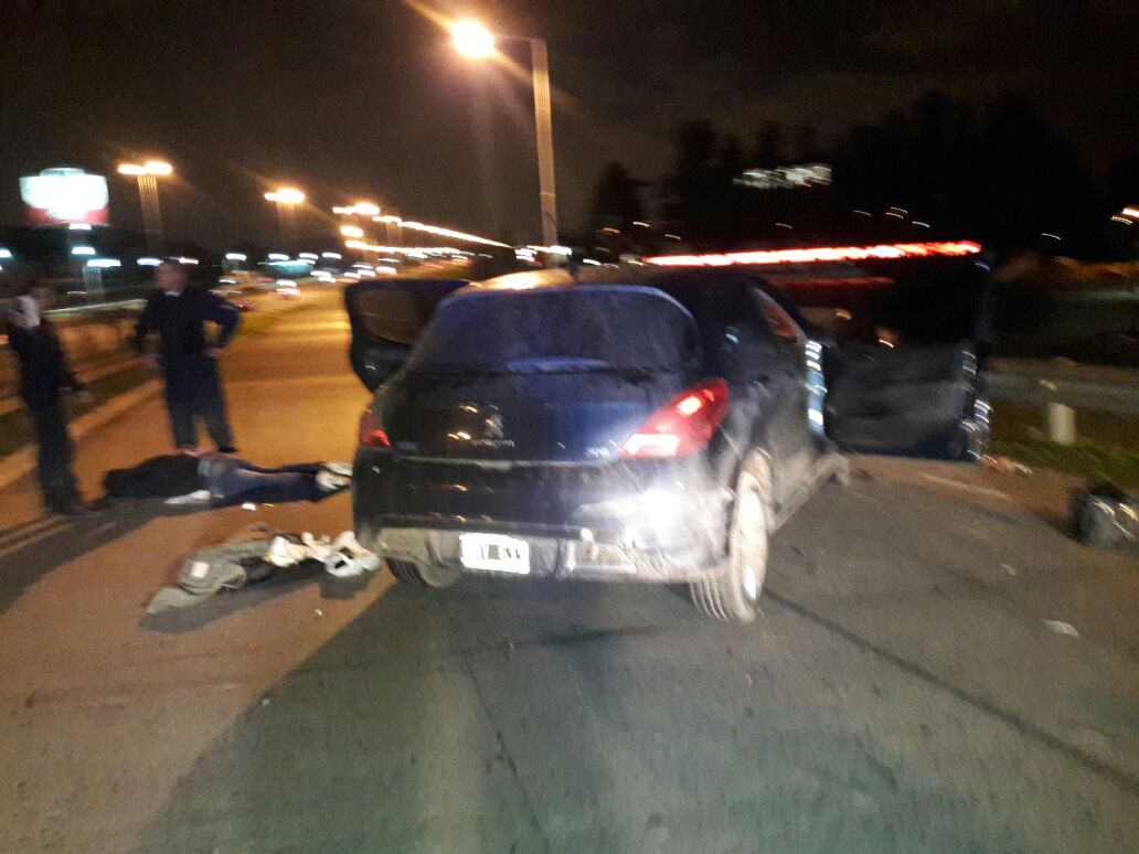 Una persecución policial en la Autopista terminó con un choque, un detenido y una fuga