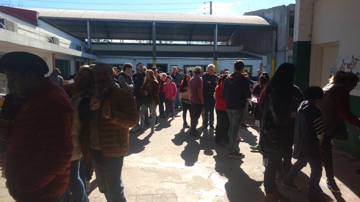 Con demoras por el tránsito y escuelas puntuales con dificultades, avanza el comicio