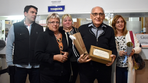 Homenajearon a un empleado por sus más de 40 años de trabajo en el Municipio