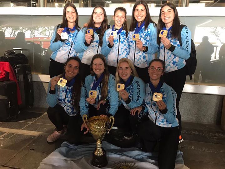 Llegaron las campeonas mundiales y ya festejan tras la autobomba
