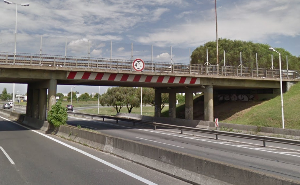 Dos menores tiraron una piedra desde un puente e hirieron a una policía