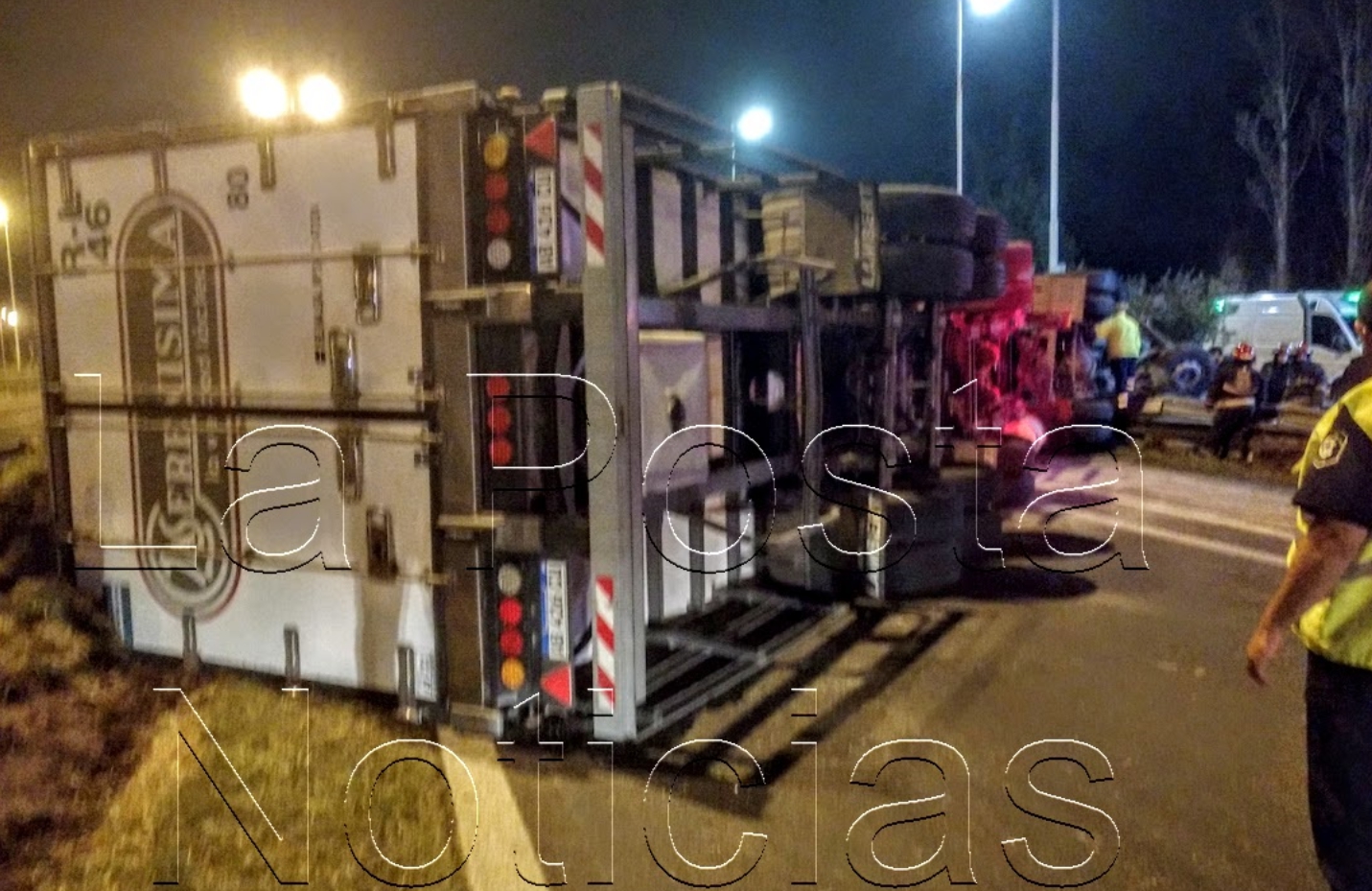 Impactante accidente con choque y vuelco entre un camión de Serenísima y un Falcon Rural