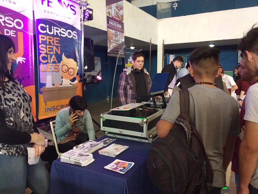 Llega a Rodríguez un trailer con información sobre universidades y carreras