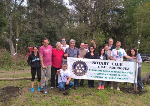 Jornada de plantación de árboles en el Rotary Club de General Rodríguez