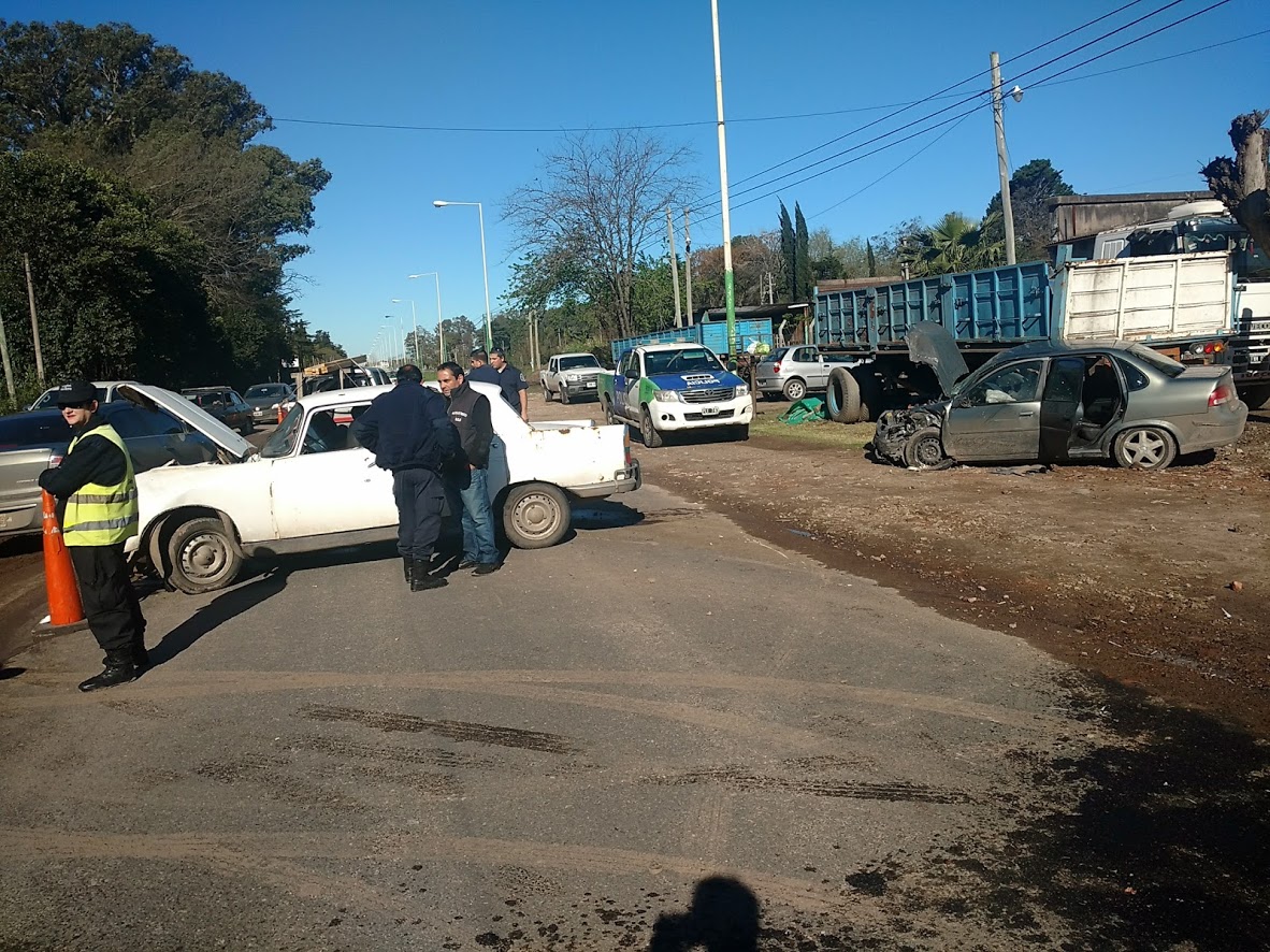 Impacto frontal en Ruta 7 entre un Peugeot viejo y un Corsa