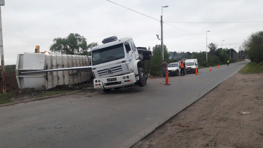 Vuelco de camión y polémica para el Municipio