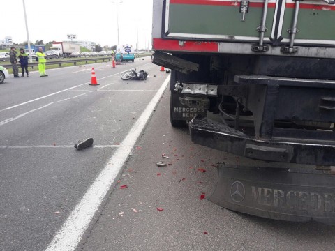 Dos camiones de La Serenísima protagonizaron un accidente fatal sobre la autopista
