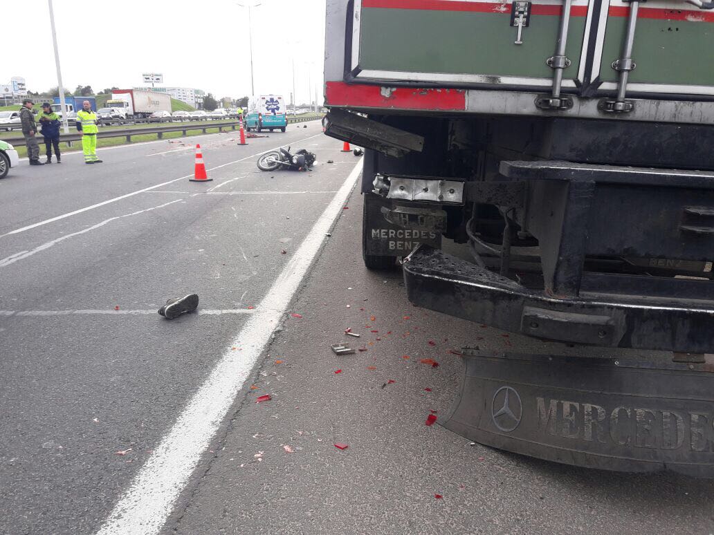 Dos camiones de La Serenísima protagonizaron un accidente fatal sobre la autopista