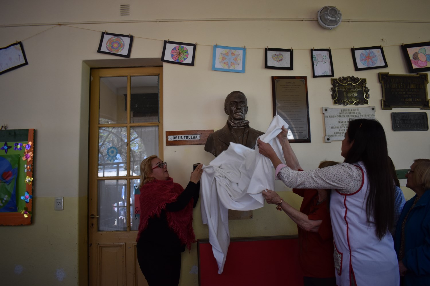 Entregan un monumento en escuela de Cañada de Arias