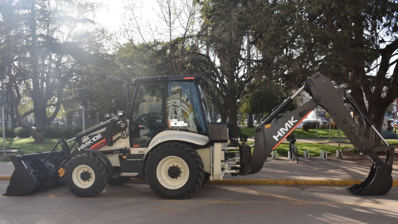 Presentaron una nueva máquina retroexcavadora frente al Palacio Municipal
