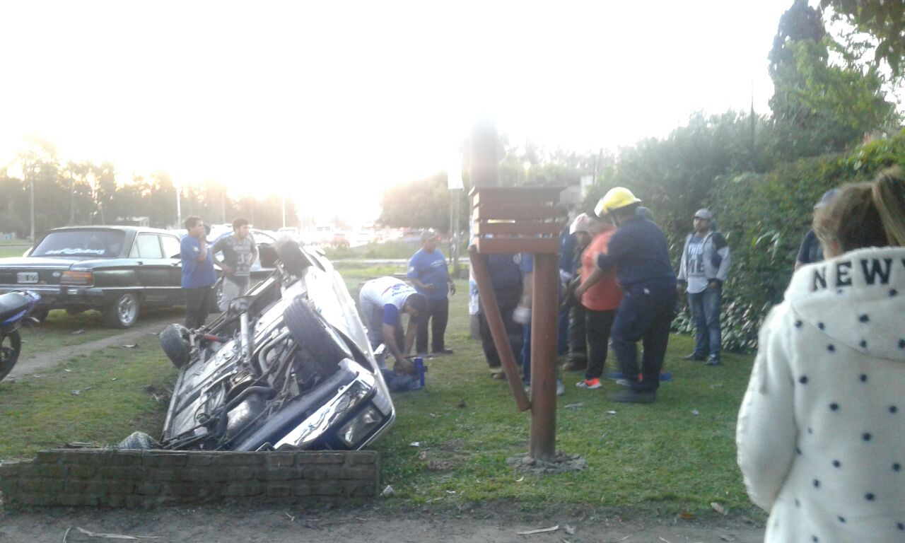 Un auto terminó volcado en un accidente sobre la Ruta 7