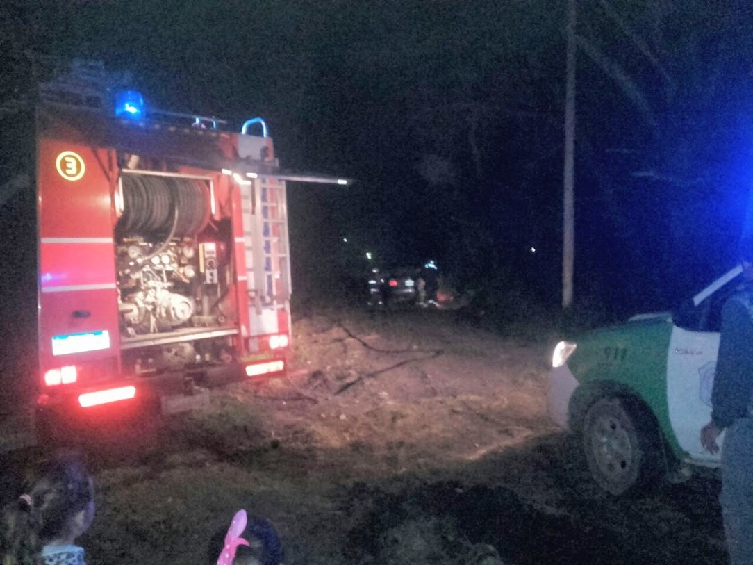 Chevrolet Aveo, en llamas en calle rural de San Carlos