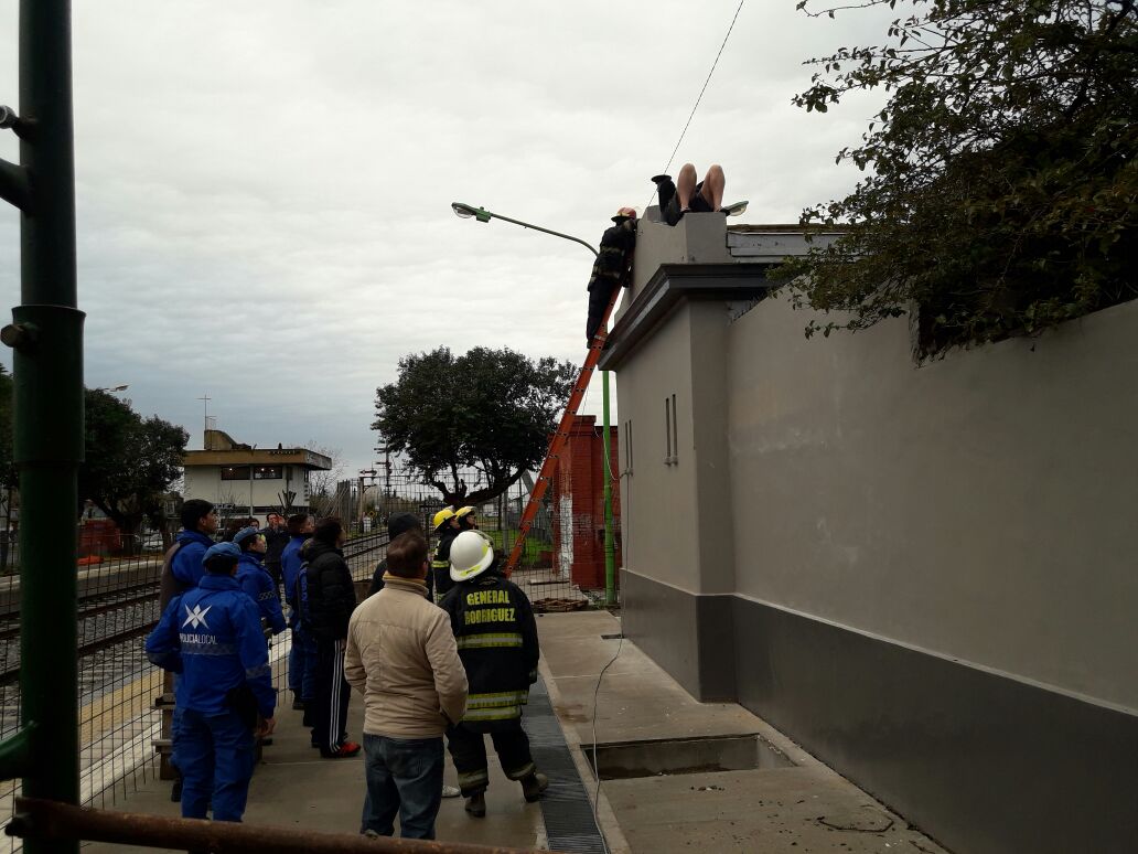 Se logró impedir que un hombre salte del techo de la estación