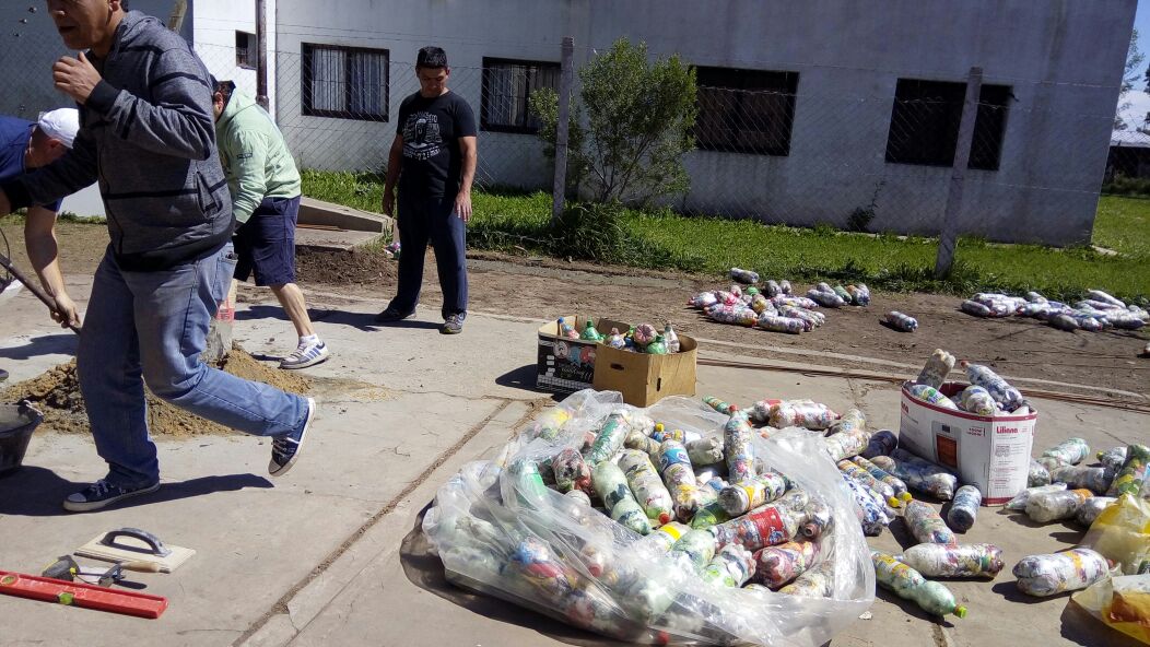 Una escuela terminó su primer banco construído con ecoladrillos