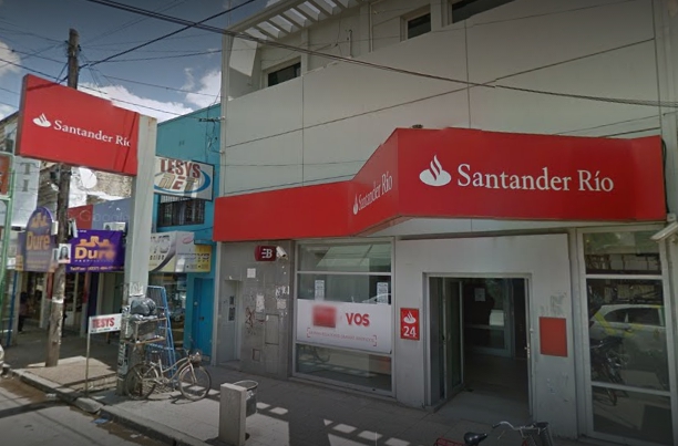 Reclamo de comercios a la sucursal local del Banco Santander Río