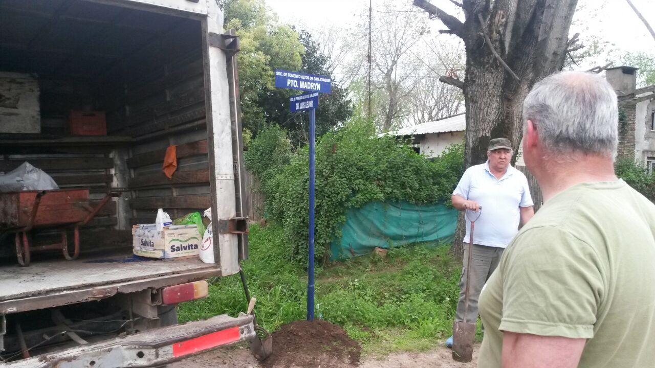 En San Joaquín, la Soc. de Fomento coloca carteles en los cruces de calles