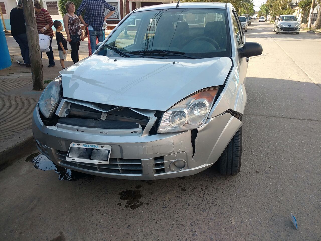 Fuerte impacto entre un auto y una camioneta en una esquina peligrosa