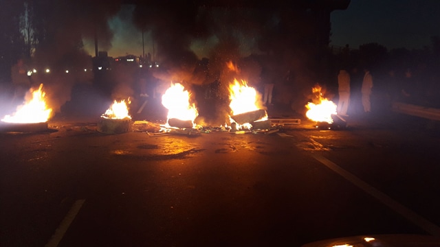 Noche caliente por corte total de autopista por falta de energía