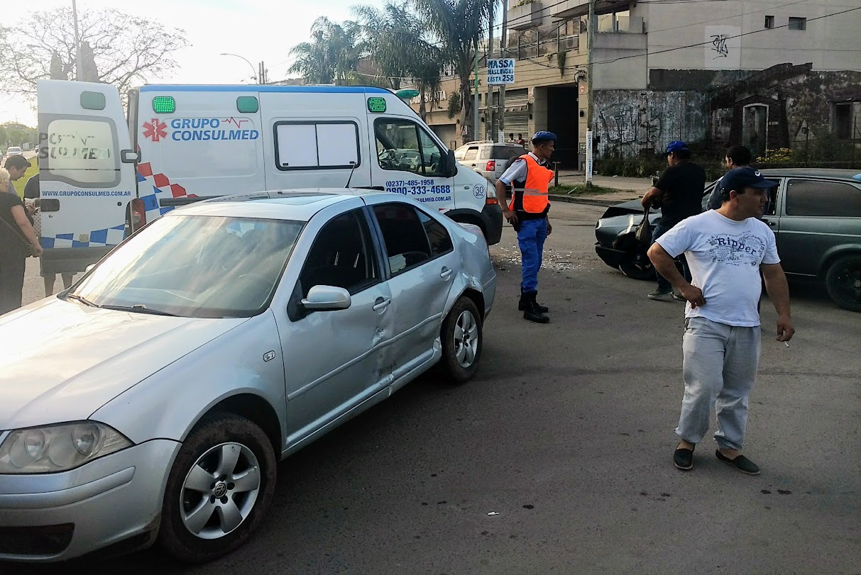 Auto chocó con un remis y hospitalizaron dos mujeres y una nena
