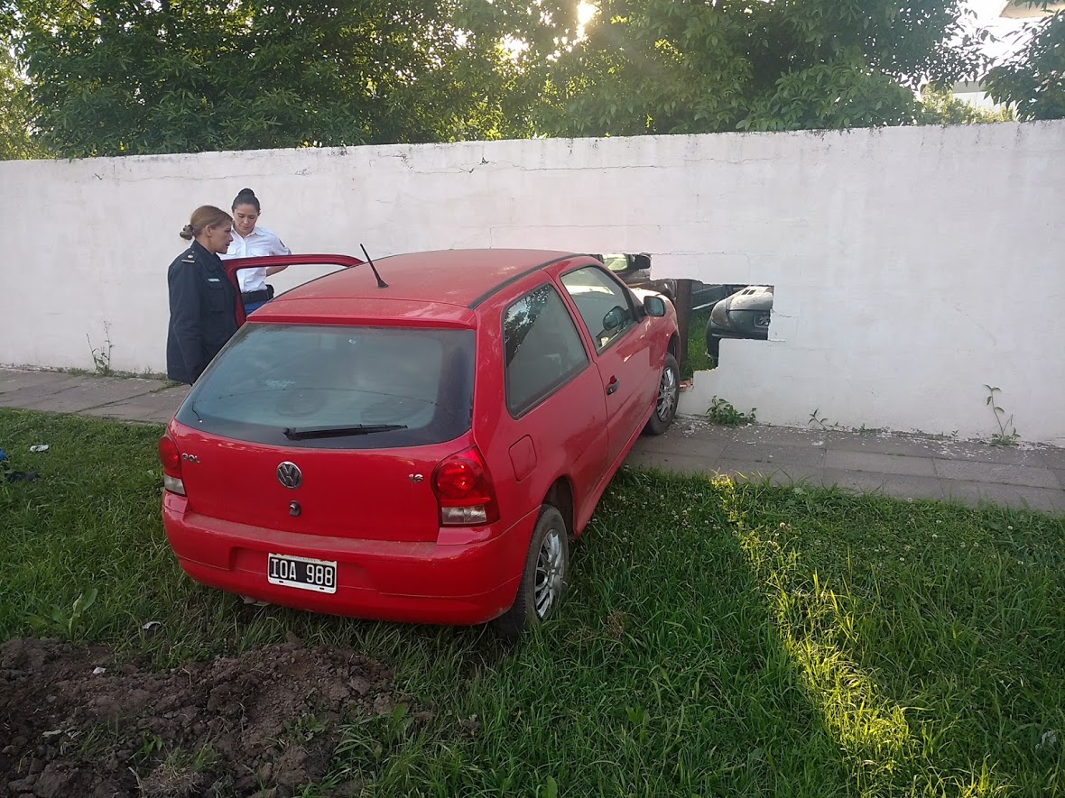 Camioneta impactó a un auto que terminó tirando una pared de la DDI