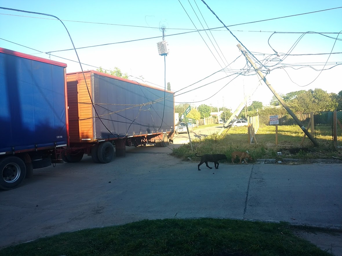 Camión enganchó cables de energía y TV y volteó varios postes en la zona Sur