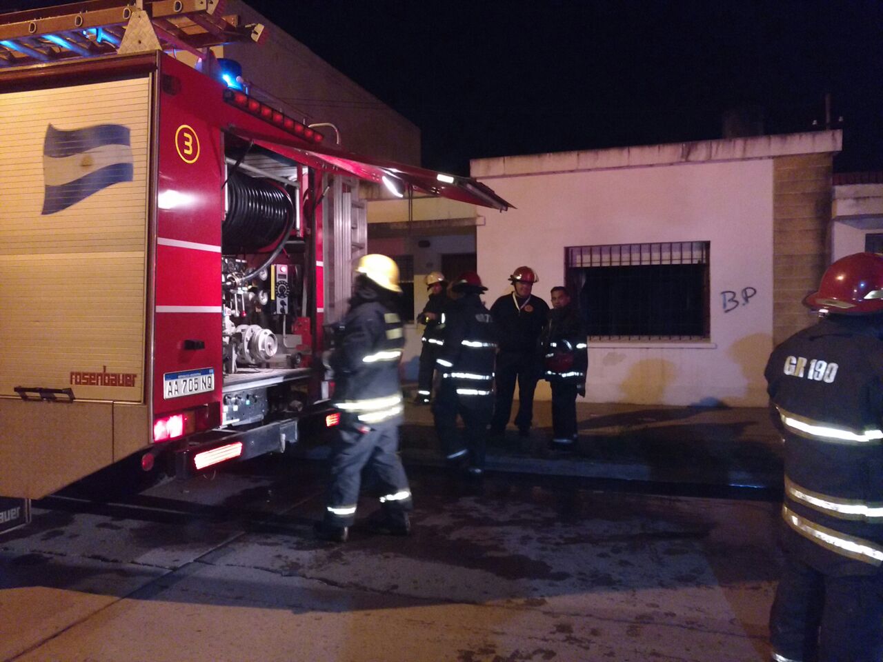 Bomberos rescataron una mascota durante un principio de incendio