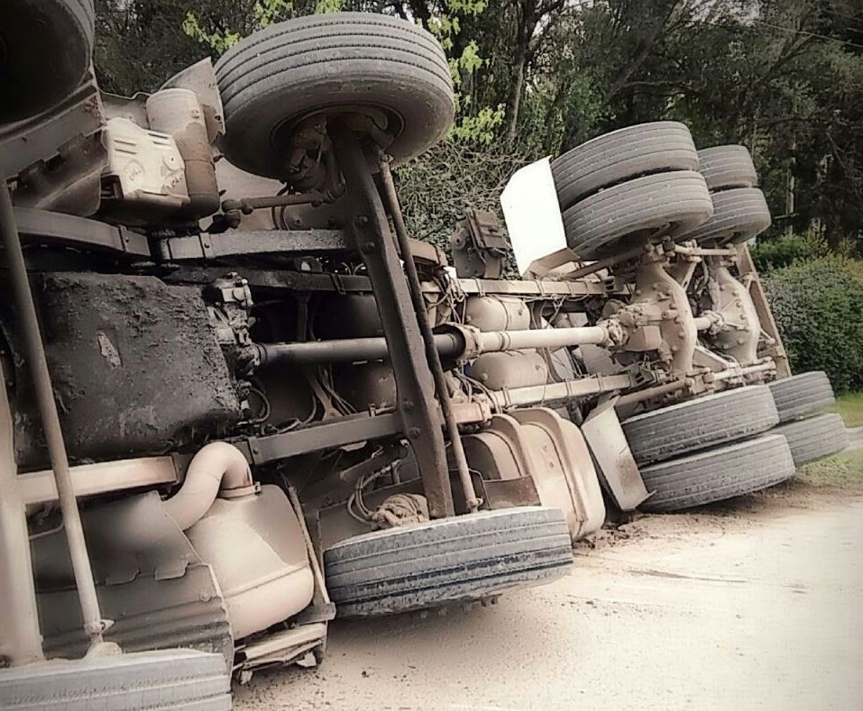 Un camión volcó en la Colectora Norte del Acceso Oeste