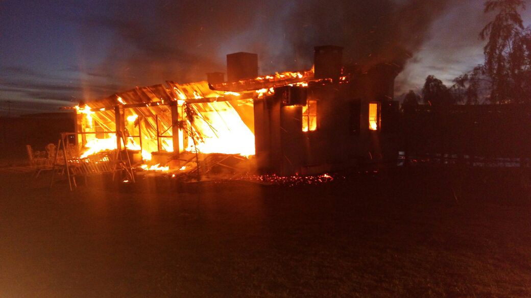Incendio en una casa de B° Mi Rincón terminó con dos hospitalizados