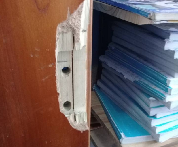 puerta-rota-de-la-escuela-direccion