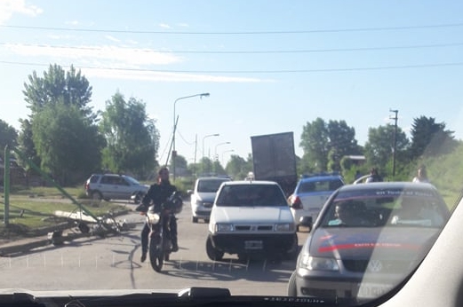 Otro camión tiró postes y cables en el ingreso a un barrio