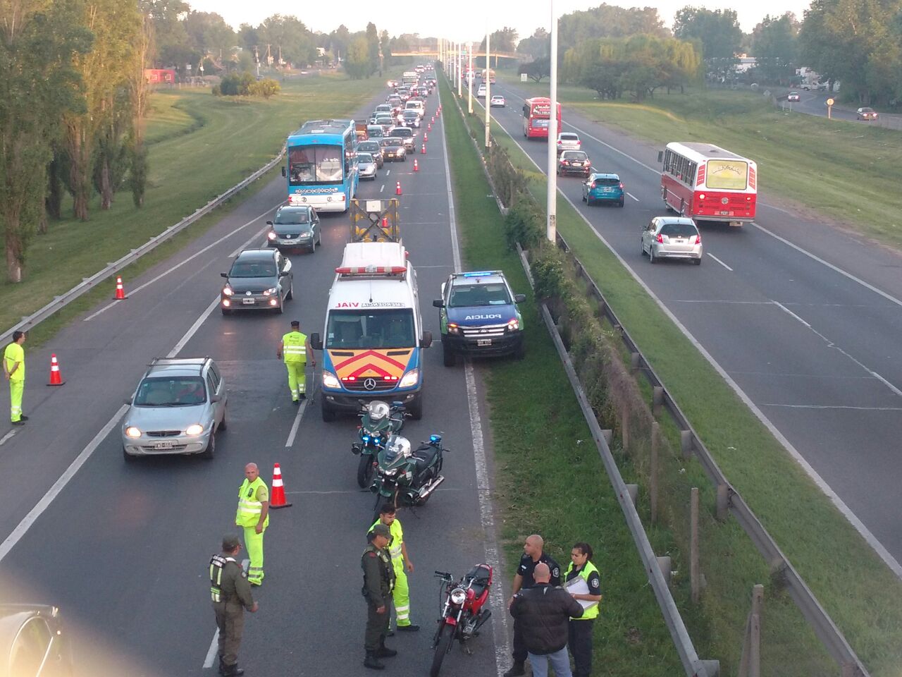 Motociclista se cayó en la Autopista del Oeste