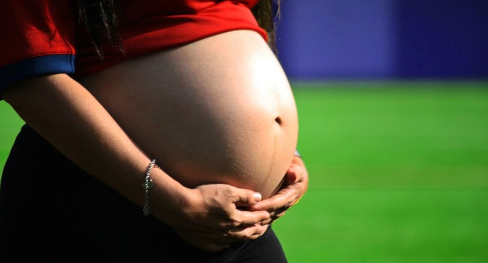 Buscan ampliar una ley bonaerense para los jóvenes que son padres en edad escolar